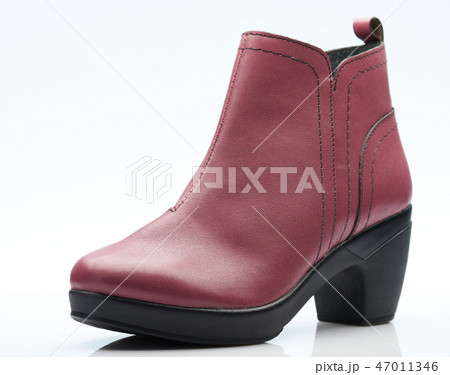 One purple woman shoe 47011346