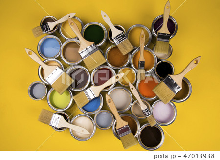 Tin cans with paint, brushes and bright palette  47013938