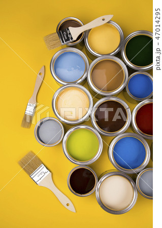 Tin cans with paint, brushes and bright palette  47014295
