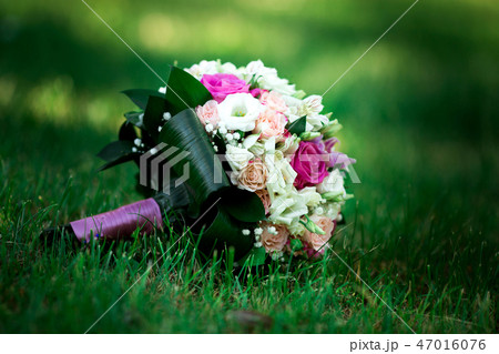 wedding bouquet with white and pink flowers 47016076
