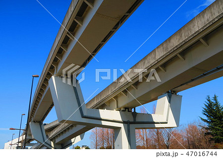 日暮里・舎人ライナーと青空の都市景観 日暮里・舎人ライナーと青空の都市景観 47016744