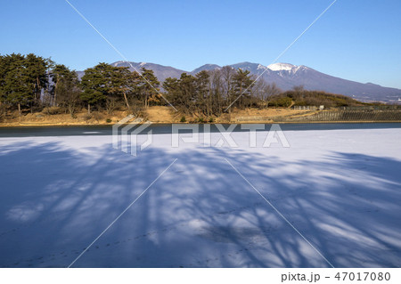 信州　長野県東御市芸術むら公園　氷結した明神池と冠雪した浅間山 47017080