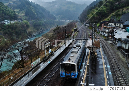 大歩危駅を発車する土讃線普通列車(キハ54形) 大歩危駅を発車する土讃線普通列車(キハ54形) 47017121
