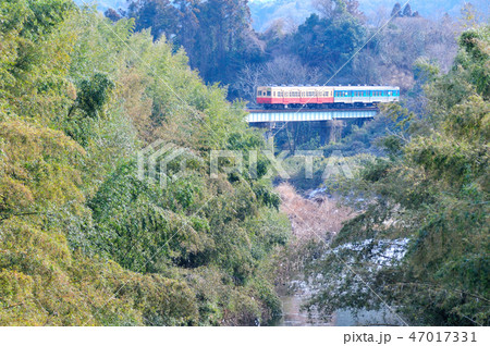 小櫃川の鉄橋を渡る懐かしの久留里線気動車列車 47017331