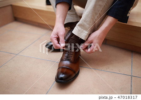 出勤 (玄関ホール ビジネスカジュアル 仕事 帰宅 出勤 通勤 外出 顔なし コピースペース 自宅) 47018317