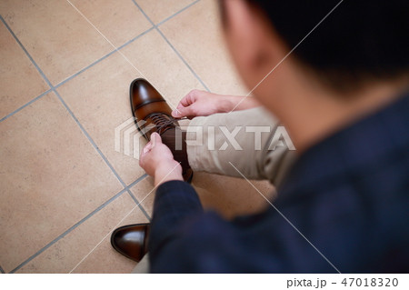 出勤 (玄関ホール ビジネスカジュアル 仕事 帰宅 出勤 通勤 外出 顔なし コピースペース 自宅) 47018320