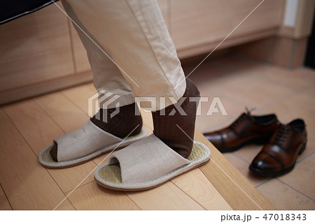 出勤 (玄関ホール ビジネスカジュアル 仕事 帰宅 出勤 通勤 外出 顔なし コピースペース 自宅) 47018343