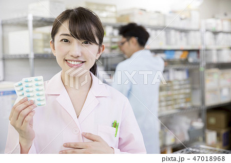 調剤 薬剤師 医療イメージ 錠剤を持つ薬剤師女性 ポートレート 調剤 薬剤師 医療イメージ 錠剤を持つ薬剤師女性 ポートレート 47018968