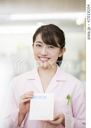 調剤 薬剤師 医療イメージ 薬袋を持つ薬剤師女性 調剤 薬剤師 医療イメージ 薬袋を持つ薬剤師女性 47019204