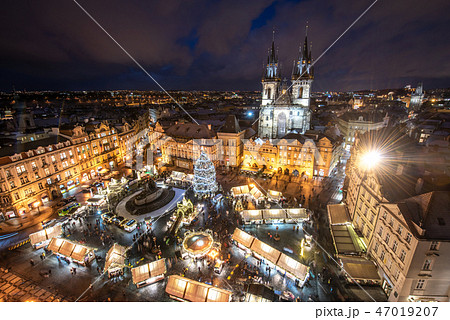 チェコ プラハのクリスマスマーケット 旧市街広場の写真素材