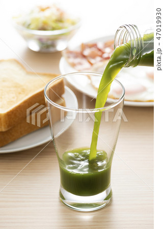 朝食と野菜ジュース 47019930