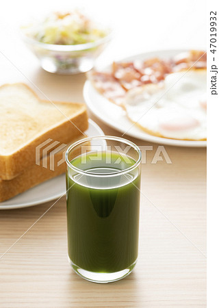 朝食と野菜ジュース 朝食と野菜ジュース 47019932