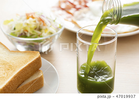 朝食と野菜ジュース 47019937