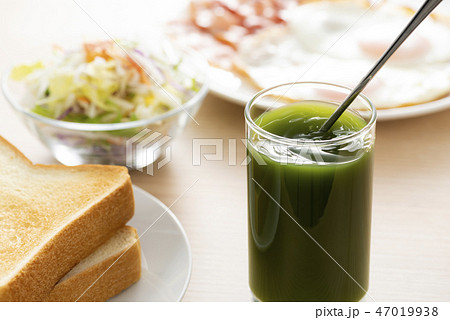 朝食と野菜ジュース 47019938