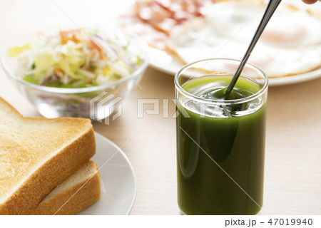 朝食と野菜ジュース 47019940