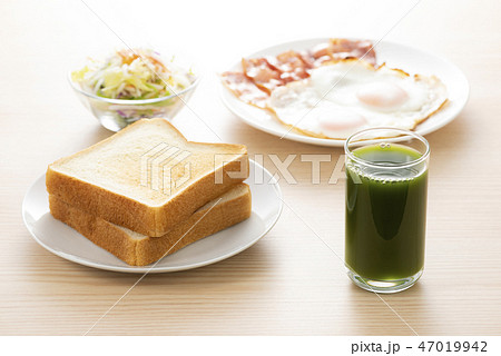 朝食と野菜ジュース 朝食と野菜ジュース 47019942