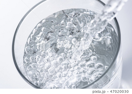 グラスに水を注ぐ グラスに水を注ぐ 47020030