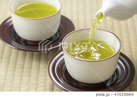 お茶を淹れる お茶を淹れる 47020069
