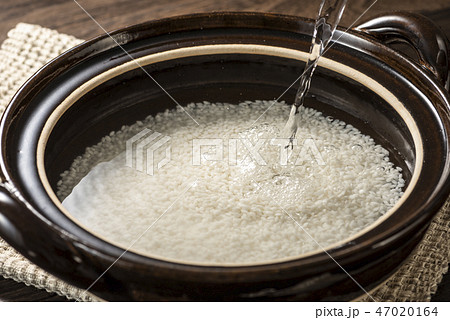 お米に水を注ぐ 47020164