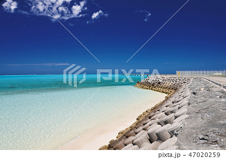 下地島空港RW17エンド周辺の海とビーチ 47020259