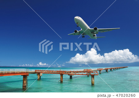 着陸する飛行機と青い海-下地島空港RW17エンド 着陸する飛行機と青い海-下地島空港RW17エンド 47020260