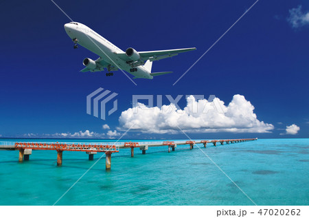 着陸する飛行機と青い海-下地島空港RW17エンド 着陸する飛行機と青い海-下地島空港RW17エンド 47020262