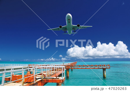 着陸する飛行機と青い海-下地島空港RW17エンド 着陸する飛行機と青い海-下地島空港RW17エンド 47020263