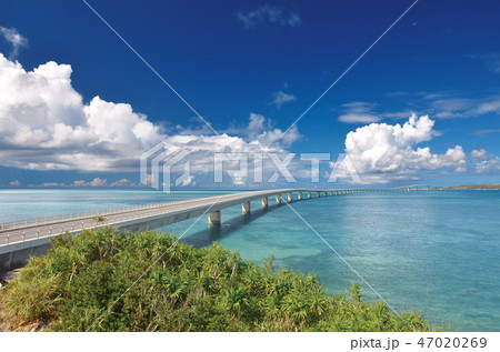 エメラルドグリーンの海に架かる伊良部大橋 47020269