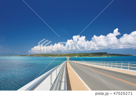 宮古島と伊良部島を結ぶ伊良部大橋 47020271