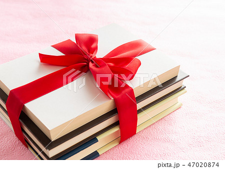 赤いリボン　本　プレゼント　書籍　ギフト　お祝い　書物 47020874