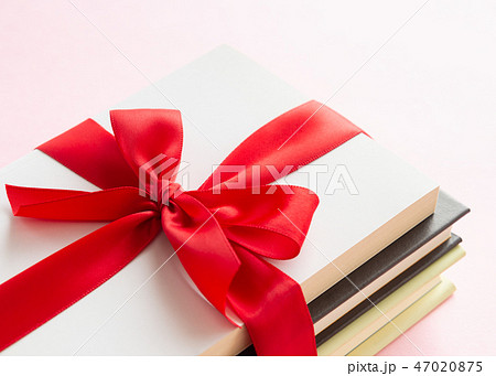 赤いリボン　本　プレゼント　書籍　ギフト　お祝い　書物 47020875