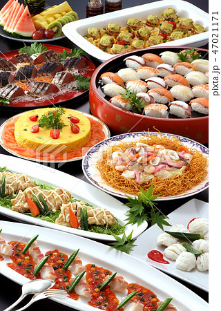 食べ物 パーティー ビュッフェ 料理イメージ 魚 肉 ビュッフェイメージ 和洋中折衷料理イメージの写真素材