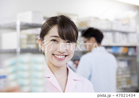 調剤 薬剤師 医療イメージ 錠剤を持つ薬剤師女性 ポートレート 調剤 薬剤師 医療イメージ 錠剤を持つ薬剤師女性 ポートレート 47021434
