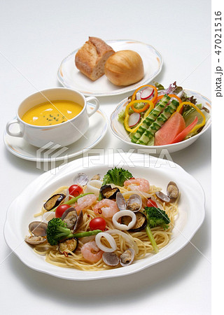 ランチ　ランチイメージ　パスタ　スープ　海鮮パスタ　スパゲッティー　パン　サラダ　アサリ　えび　 47021516