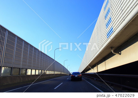 国道298号を走行する車 47022029