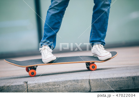 Skateboarder skateboarding on  city 47022034