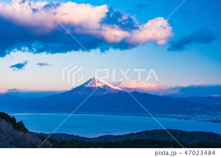 【静岡県】伊豆達磨山高原から望む富士山・夜明け 【静岡県】伊豆達磨山高原から望む富士山・夜明け 47023484