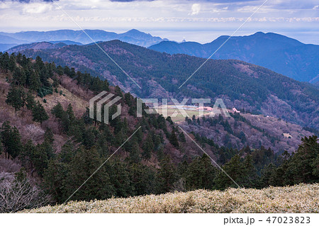 静岡県 伊豆仁科峠から望む西天城高原牧場の家の写真素材