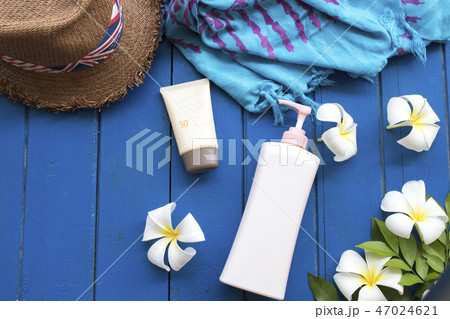 natural cosmetics sunscreen spf50 of woman 47024621