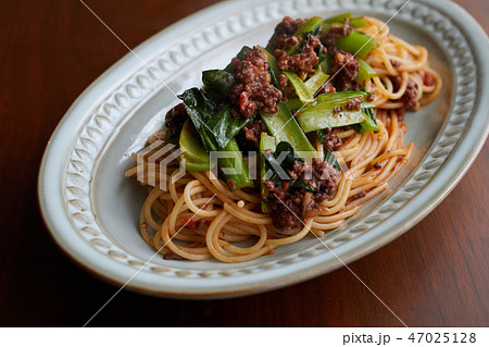 小松菜とミートソースのパスタ 47025128