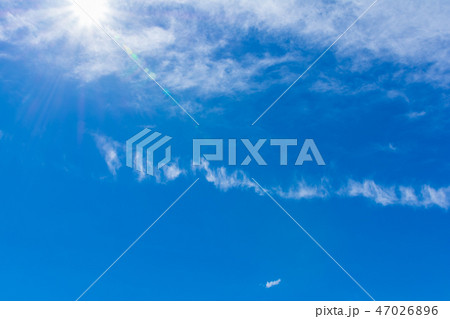 太陽と青空のイメージ 太陽と青空のイメージ 47026896