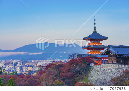 京都　秋の清水寺　三重塔　　 47027928