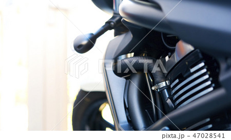 モーターサイクル 夕日 バイクのクローズアップ写真 モーターサイクル 夕日 バイクのクローズアップ写真 47028541