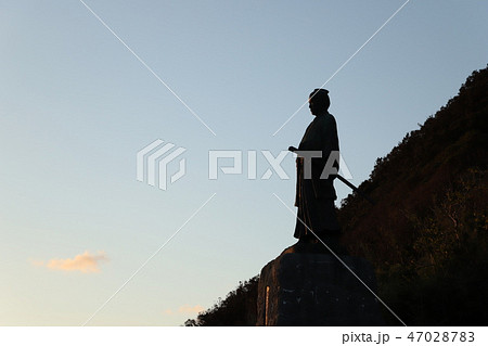 西日を浴びる中岡慎太郎像 47028783