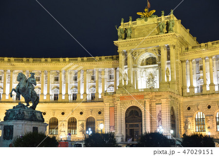 ウィーンの新王宮とオイゲン公騎馬像(オーストリア) 47029151