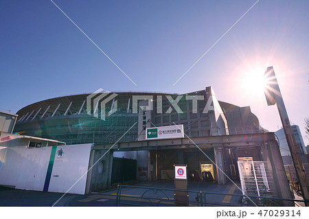 日本の東京都市景観 太陽光に映える国立競技場駅や建設中の新国立競技場=平成31年1月1日撮影 日本の東京都市景観 太陽光に映える国立競技場駅や建設中の新国立競技場=平成31年1月1日撮影 47029314