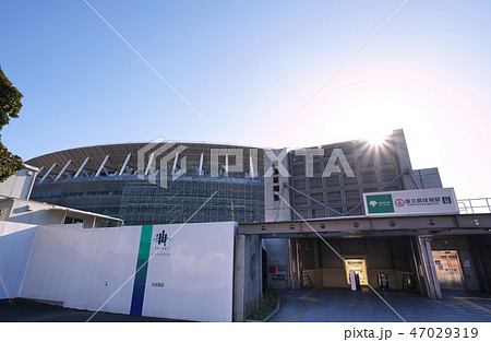 日本の東京都市景観 太陽光に映える国立競技場駅や建設中の新国立競技場=平成31年1月1日撮影 日本の東京都市景観 太陽光に映える国立競技場駅や建設中の新国立競技場=平成31年1月1日撮影 47029319