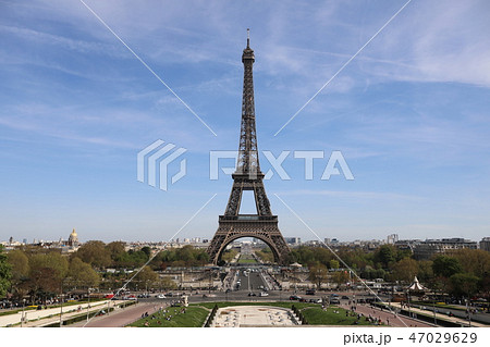 Eiffel Tower and there are a lot of tourists, cars and trees near it Eiffel Tower and there are a lot of tourists, cars and trees near it 47029629