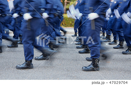 街を守る警察官 47029704