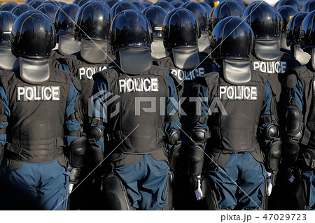 街を守る警察の機動隊 47029723